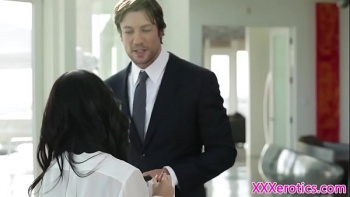 При проверке секретарша отдалась в офисе чтобы избежать проблем