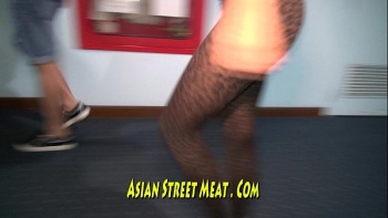 Она охотно открывает ротик