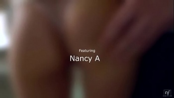 Дико стонет на крепком члене