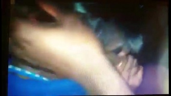 Негритянка сосет рэперу на кухне