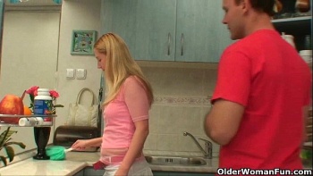 Выебал мать не кухне порно