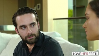 Зои окончательно растянула свой анал