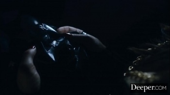 Француженка первый раз позирует для камеры и выглядит