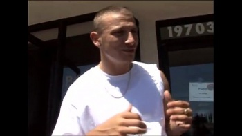 Телки заглянули в гости к своим друзьям