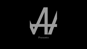 Держит за волосы вовремя секса