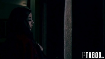 Который попросил ее подождать в комнате