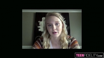 Малышка нежными прикосновениями прикоснулась к своему клитору