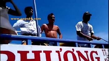 Нежная телочка без трусиков светит киской