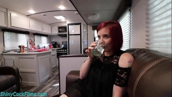 Девушка в чулках и в блестящем бюстгальтере соблазнила парня своим поведением