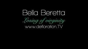 Эта длинноногая красавица потеряла целку невероятно поздно