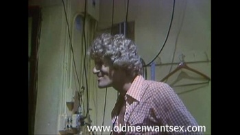 Моет письку под краном