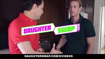 Замечательные девушки даже возбуждаются в групповом отсосе