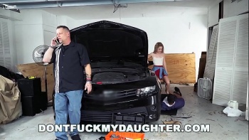 Отец лежит на кровати и зовет свою дочь Иру подойти к нему