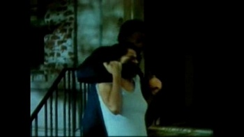 Эта игривая краля легла на пол