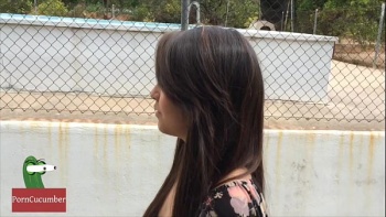 Жопастая гувернантка показывает большие сиськи