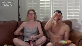 Парень даже кончил ей в очко