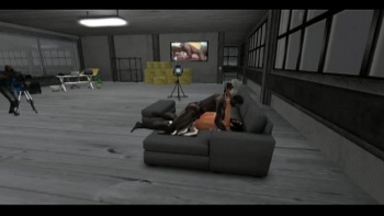 Вставляет хуй в промежность