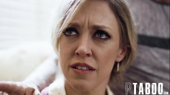 Закрыв дверь в комнату на замок