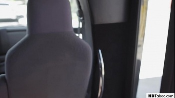 Меркантильная сучка принялась за внушительный хуй водителя