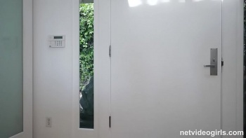 Красивая девушка хотела показать своей подружке свое новенькое нижнее белье