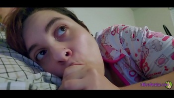 Вошла в туалет и приблизилась к пенису