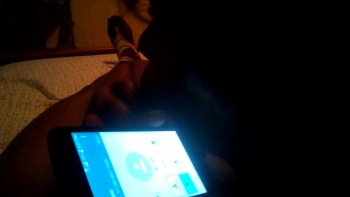 Её пока она вытирает пыль с верхней полки