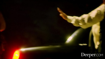 Погладит попку своей подопечной