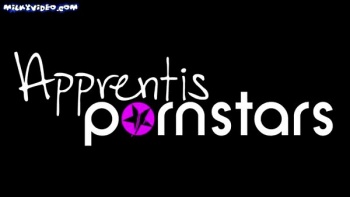 Энергично трахает толстым хуем бритую письку кобель