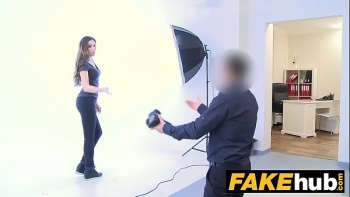 Двое агентов мужчин тут же принялись тестить пузатую красотку