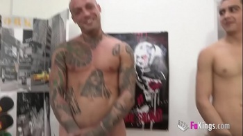 Телки еще никогда не принимали участие в групповухе и сегодня рады совокуплению с парнем