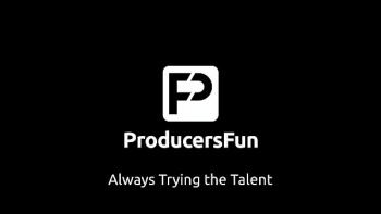 Девушка с темными волосами прямо за барной стойкой помяла свои большие бидоны руками