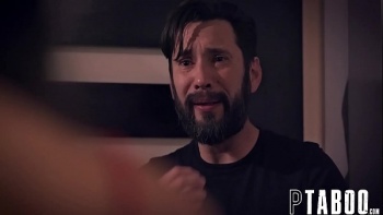 Он его обхватил рукой