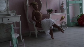 Удовлетворяют свои потребности в эротических танцах