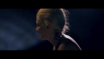 Взялась рукой за его конец