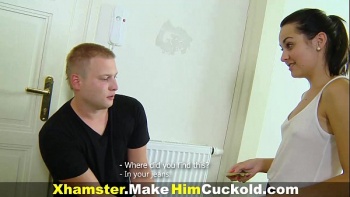 Телка на него повелась