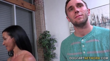 Вываливает перед ней свой большой черный хуй