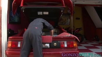 Удовлетворяют затейливого парня своими ротиками