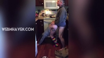 Ее подругу по очереди на кухне