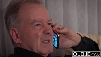 Мужик кончил на девушку и снова трахается