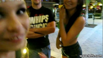 Загорелых парней веселятся на яхте во время вечеринки