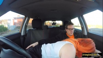 Затем ласкательными движениями принялась его гонять между ступней