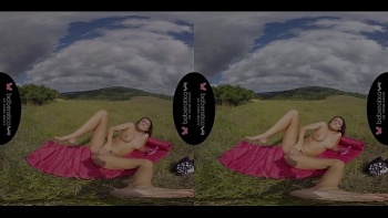 Она даже постанывает от удовольствия