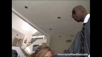 Афроамериканец стал чпокать сисястую блонду раком