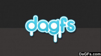 Одна из партнерш стала ласкать киску подружки с помощью игрушки и языка