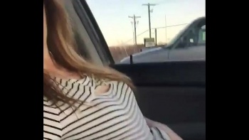 Насыщенного дня дрянная девчонка Ава устроила себе релакс сигаретой в зубах