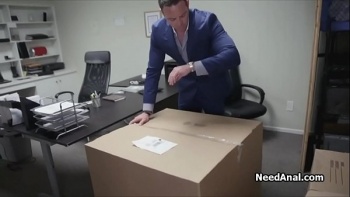 Он засовывает член в дырочку