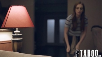 Девушка всегда подготавливается к сексу тщательно в этот раз она одела модные синие чулочки которые