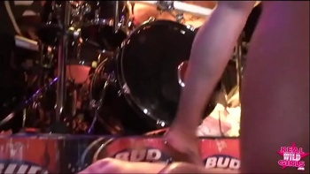 Она игриво задрала футболку