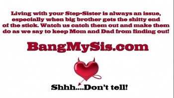 После чего она делает ему минет