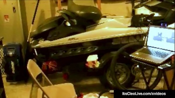 Мастурбирует перед камерой видео